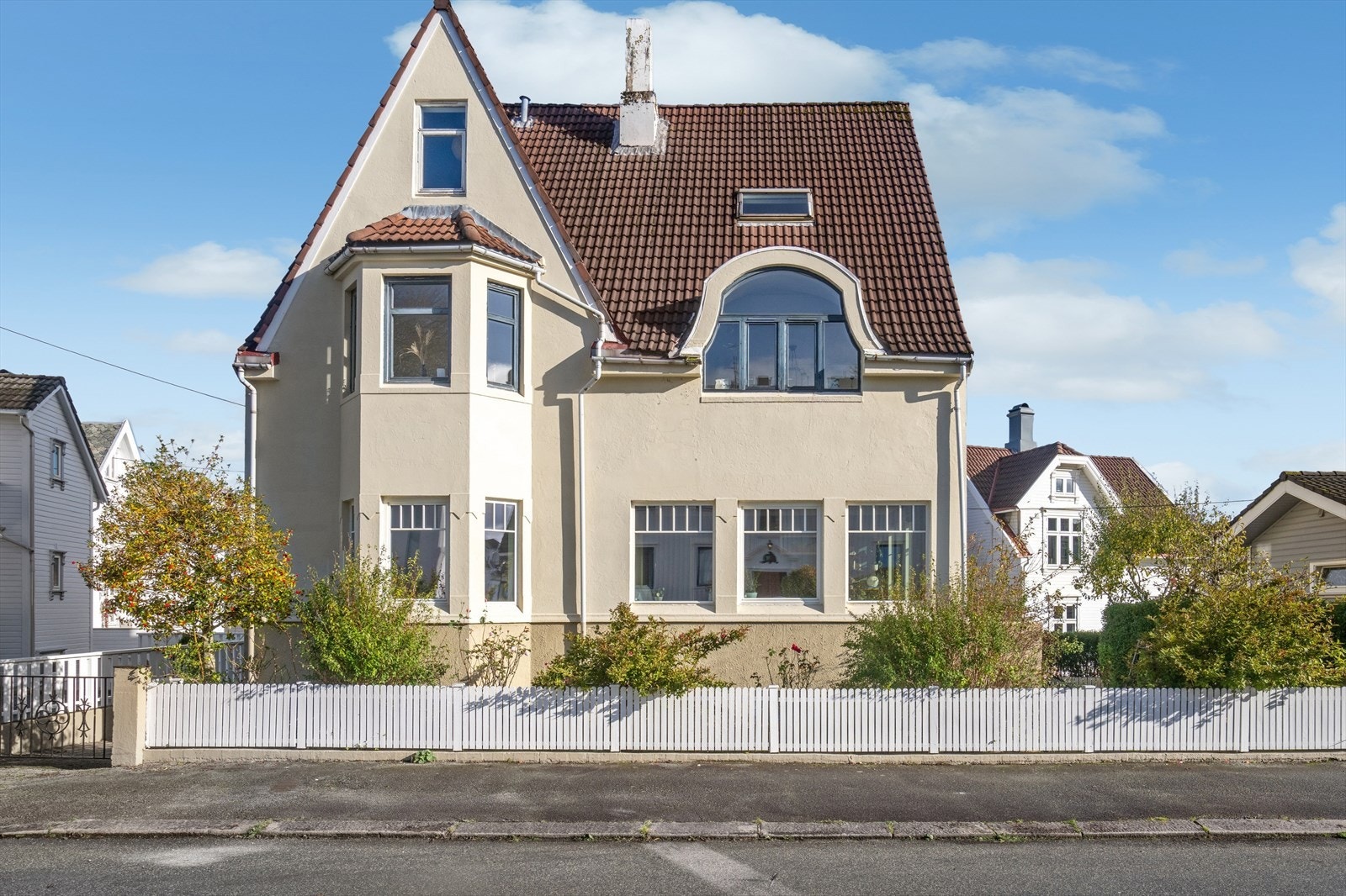 Bygningen fra 1920 har fasade med pusset betong og betongtakstein fra 1980-tallet. Eiendommen ligger på Storhaug med nærhet til sentrum, ØST og flere flotte turområder. Galleribilde