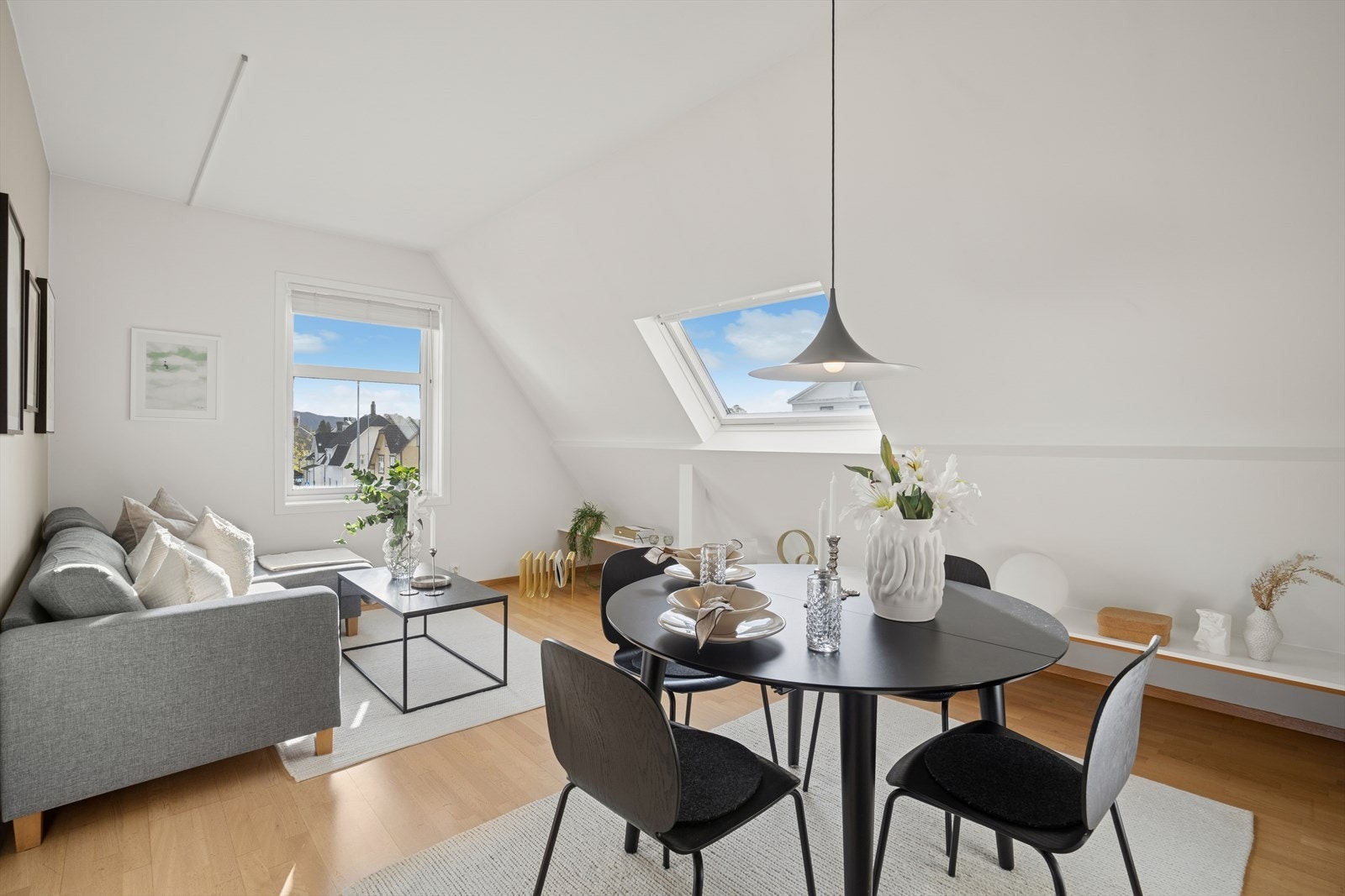 DNB Eiendom v/Simen Rossebø Fosen har gleden av å presentere Nedstrandsgata 32. En flott leilighet i 3. etasje i et nydelig murhus. Galleribilde