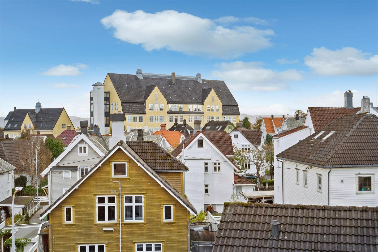 Utsikten fra tredje etasje gir oversikt over nærliggende bygninger og skolen. Galleribilde