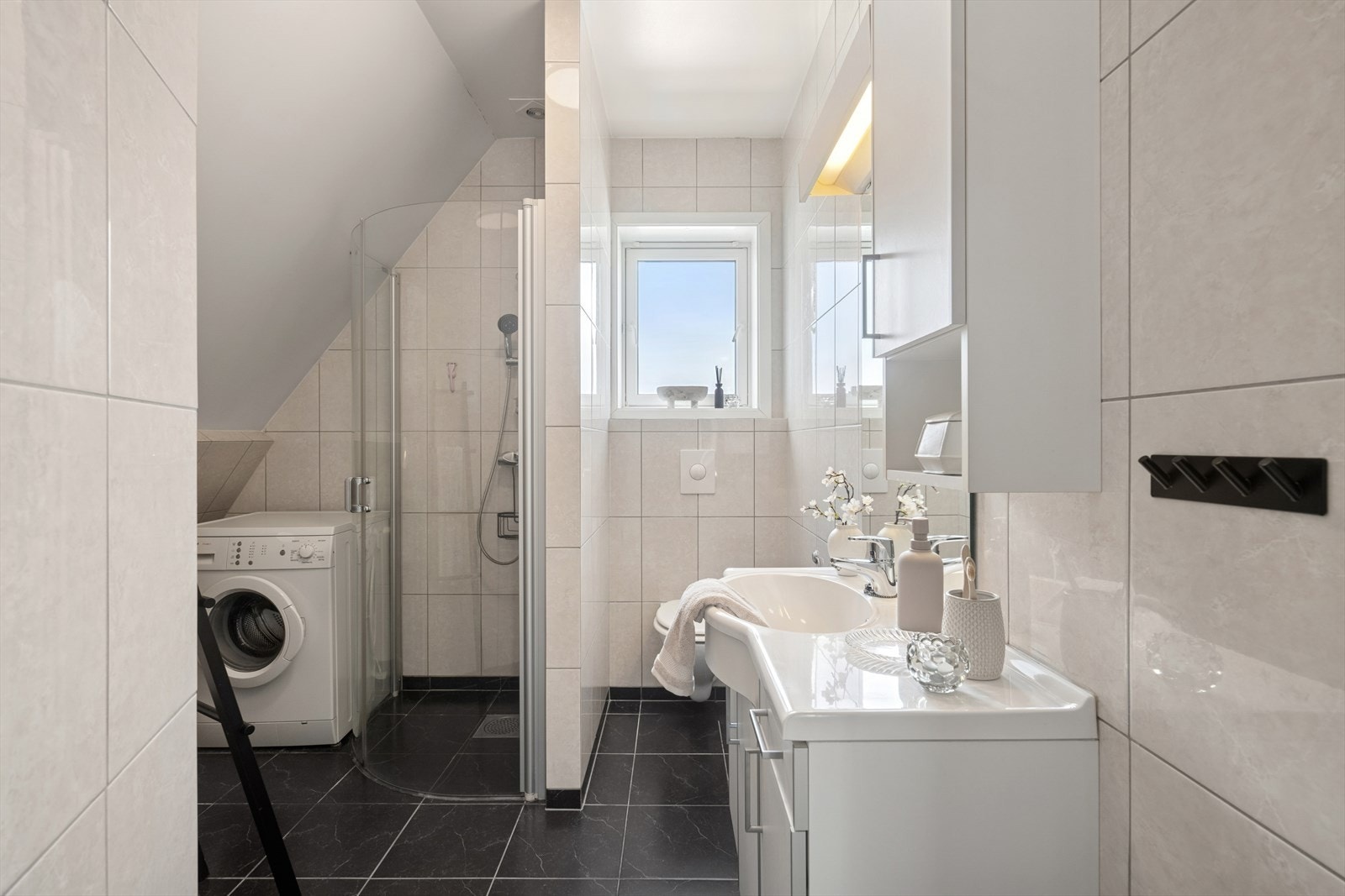 Baderom med fliser på gulv og vegger. Galleribilde