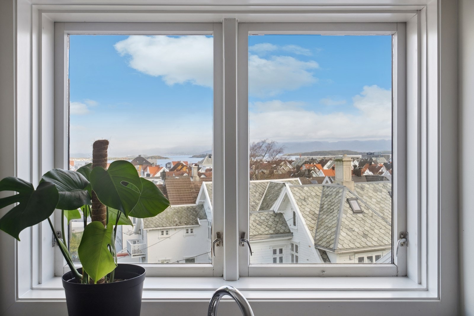 Her ser du både fjord og fjell. Galleribilde