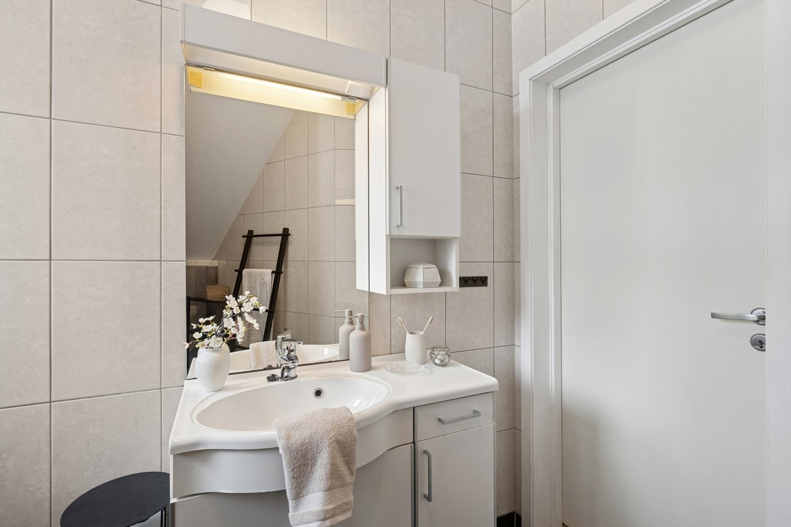 Innredning med nedfelt servant og vegghengt toalett gir effektiv plassutnyttelse. Galleribilde