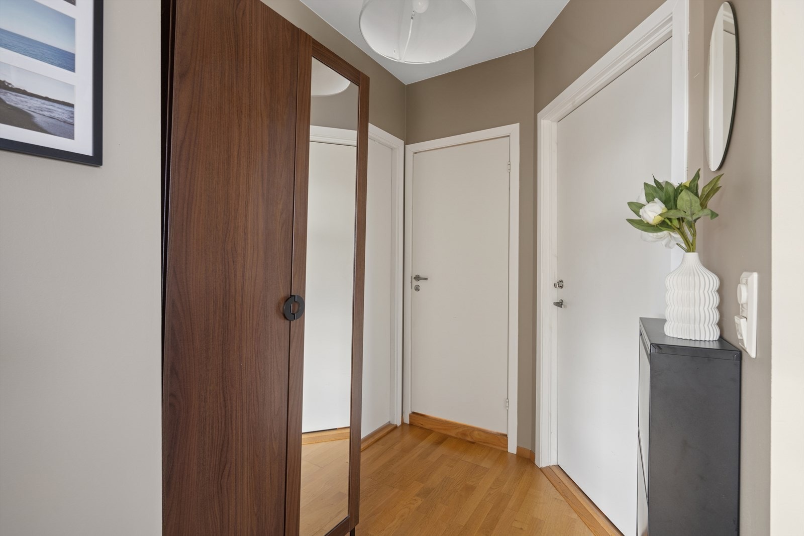 Parkettgulv gir et varmt og innbydende inngangsparti. Galleribilde