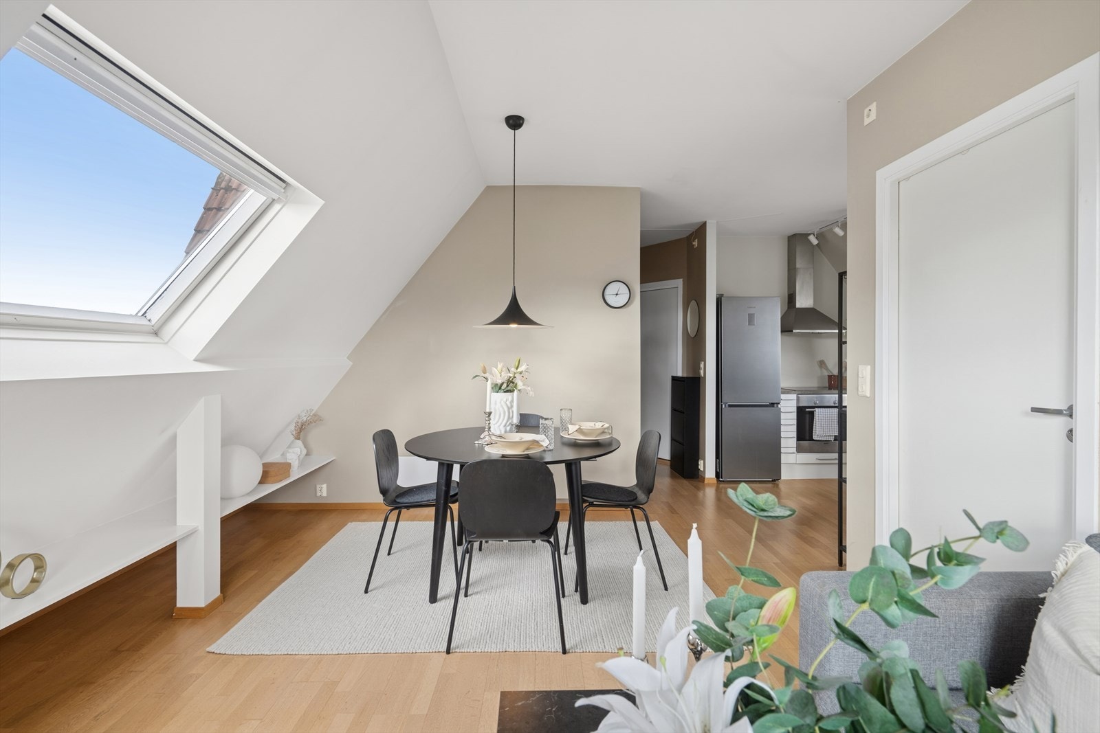 I stuen er det plass til både sofagruppe og spisestue. Galleribilde