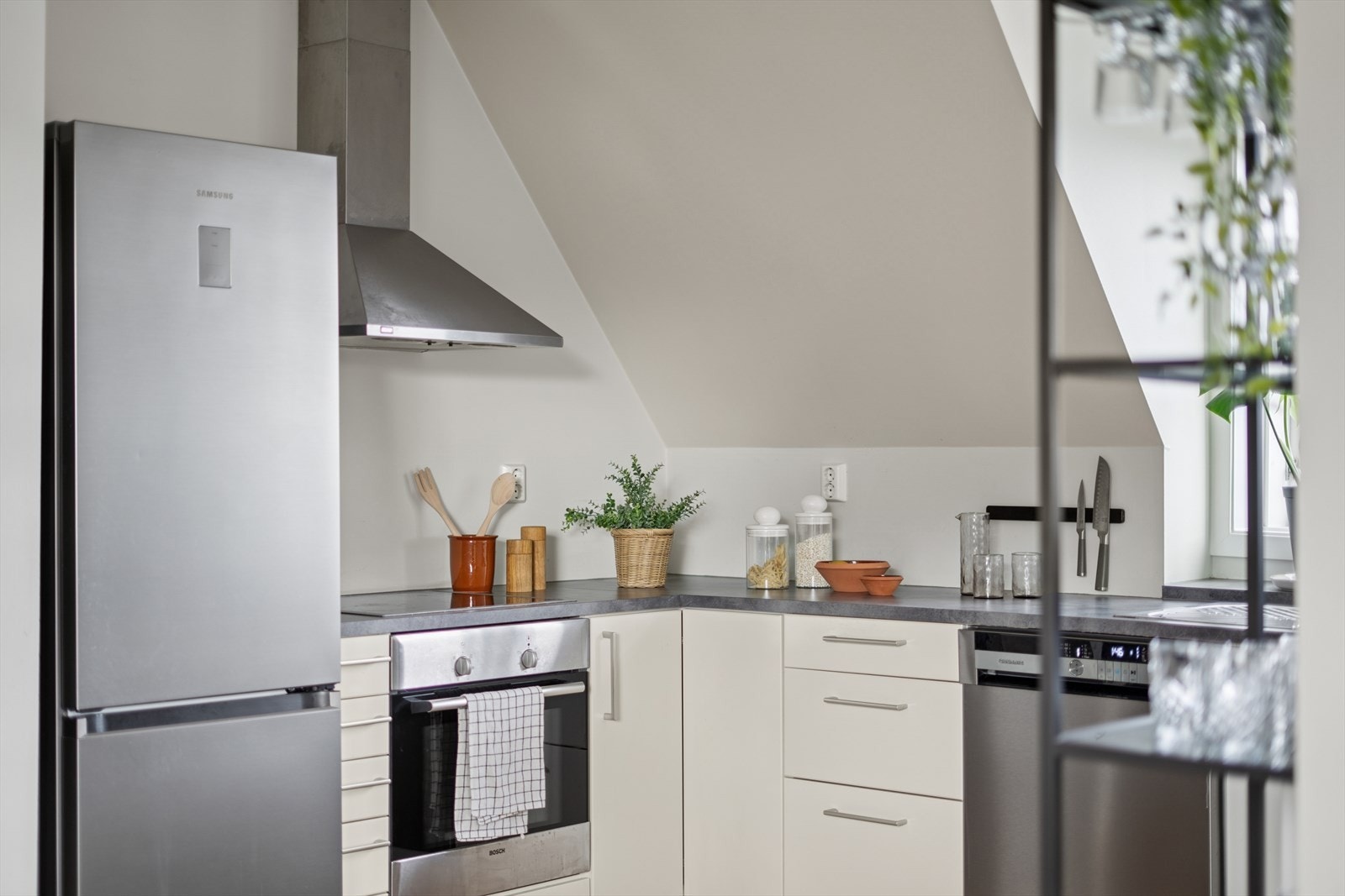 Kjøkkeninnredningen har slette fronter og laminat benkeplate. Galleribilde