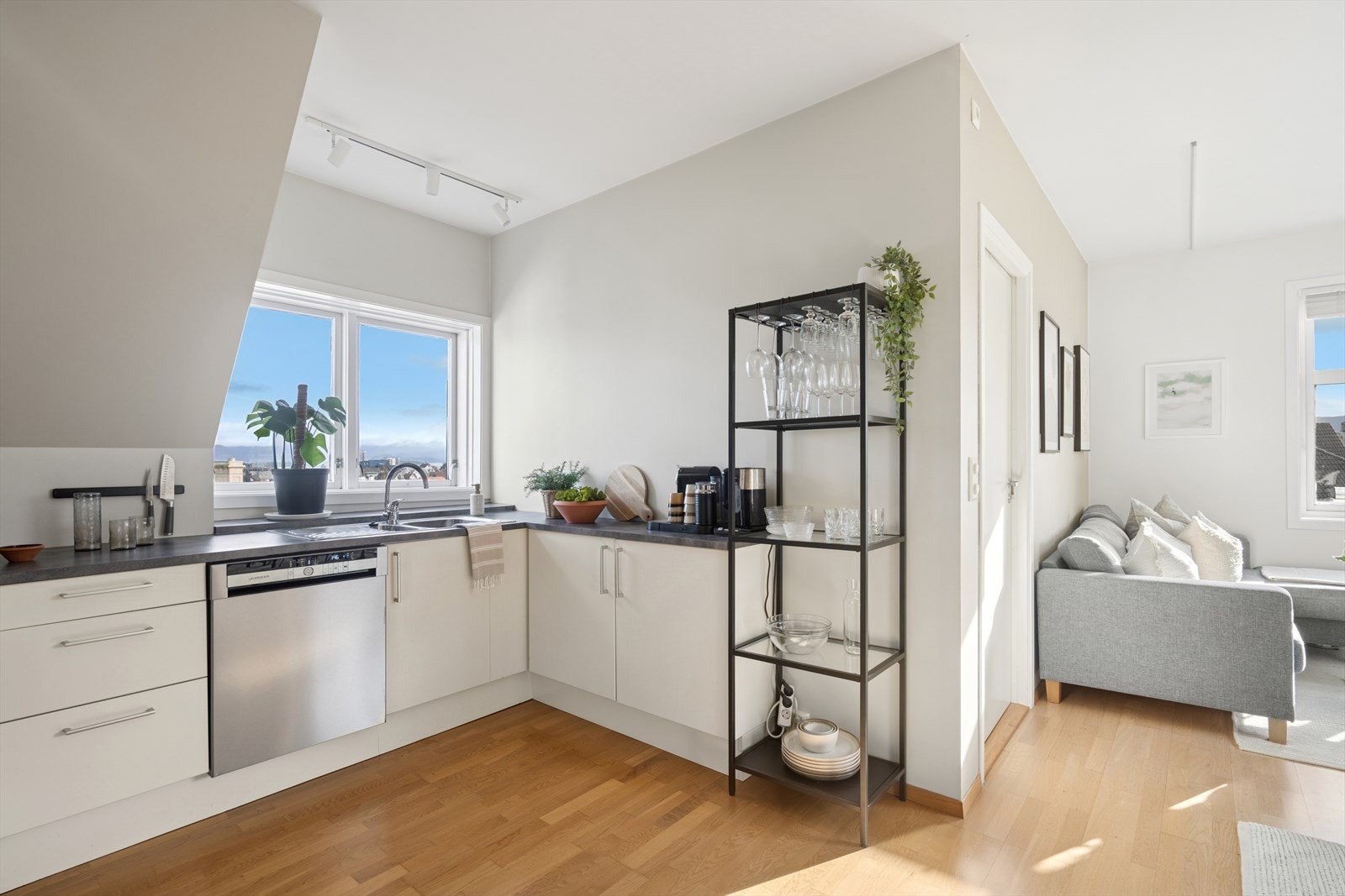 Kjøkkenet er i åpen løsning med stuen og gir fin sammenheng i rommet. Galleribilde