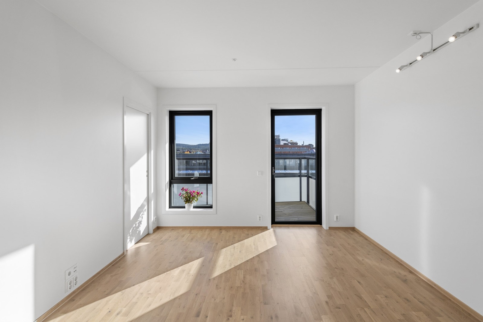 I stuen er det godt med dagslys og adkomst til en balkong. Galleribilde