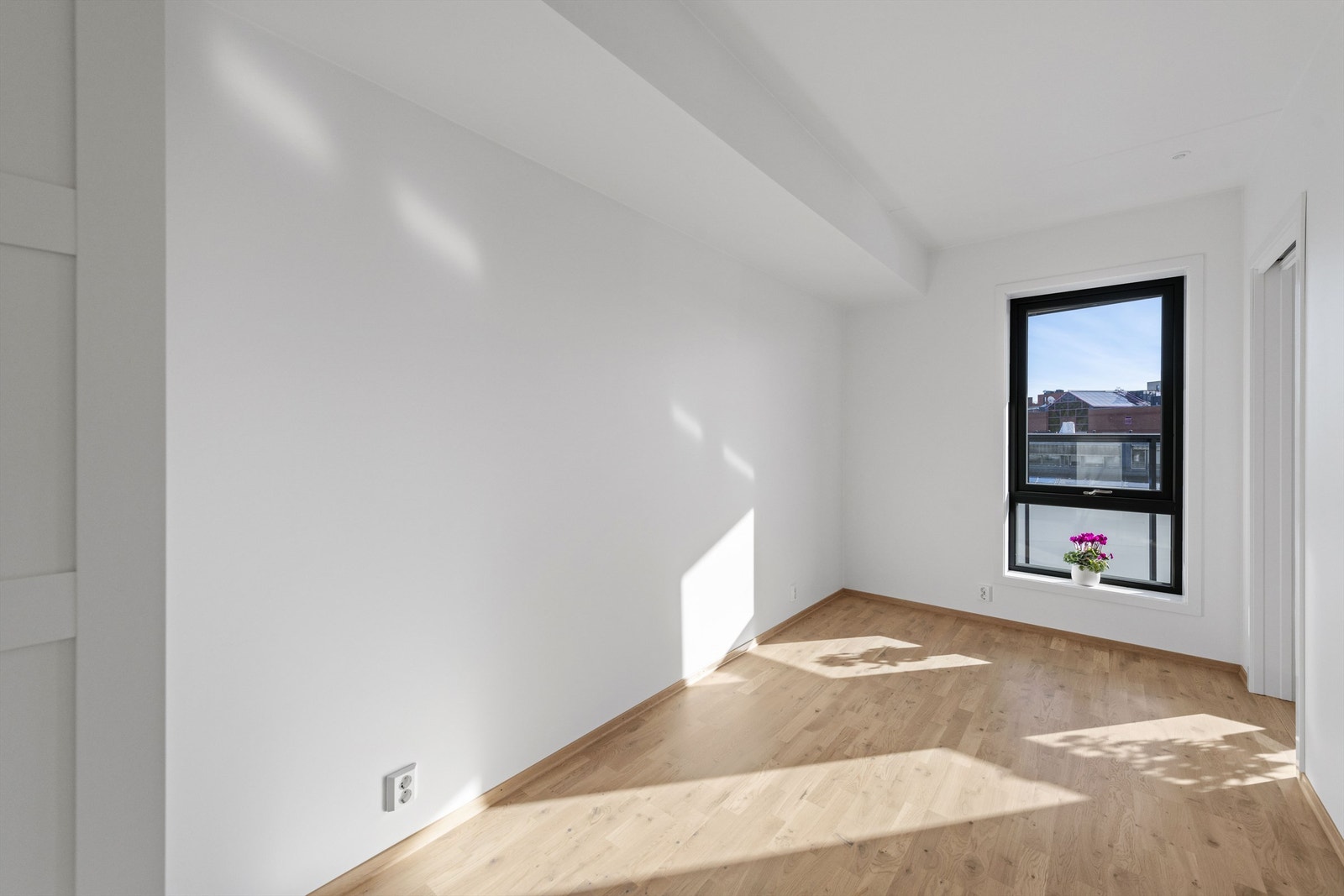 Leiligheten har et lyst og moderne soverom. Galleribilde