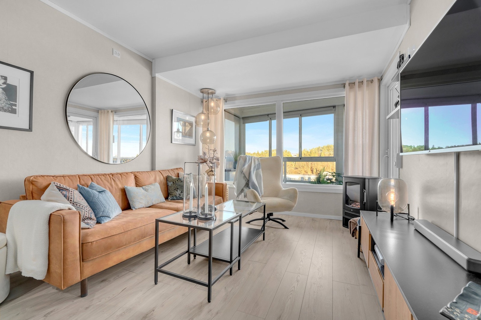 Lys og trivelig stue med god plass til sofagruppe, utgang til innglasset balkong Galleribilde