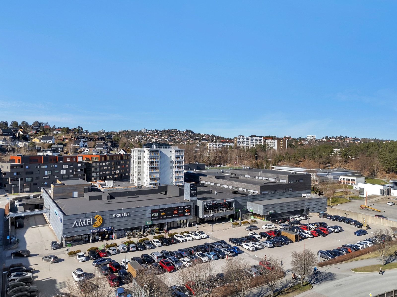 Alt du trenger rett utenfor døren, med parkering på Amfi senterets parkeringsplasser Galleribilde