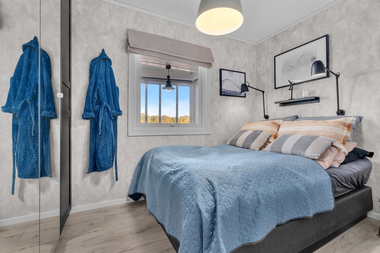 Lyst og rolig soverom Galleribilde