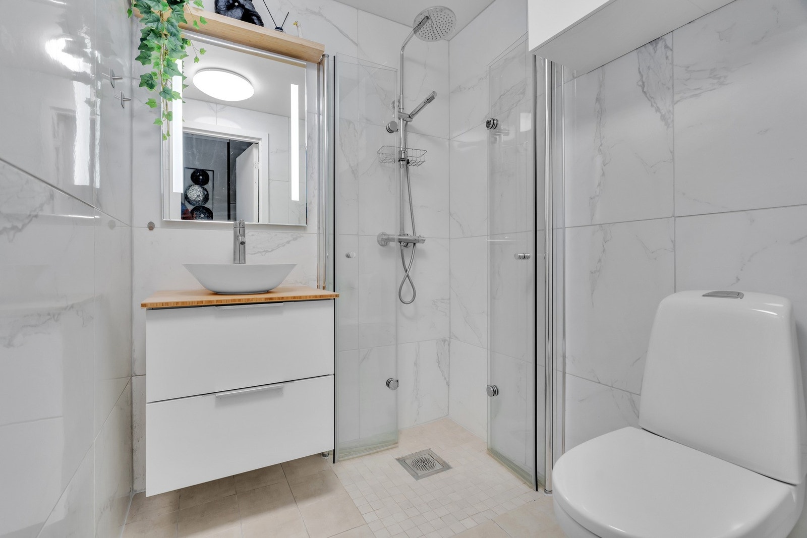 Trivelig baderom med baderomsinnredning, dusjsone og toalett (varme i badegulv) Galleribilde