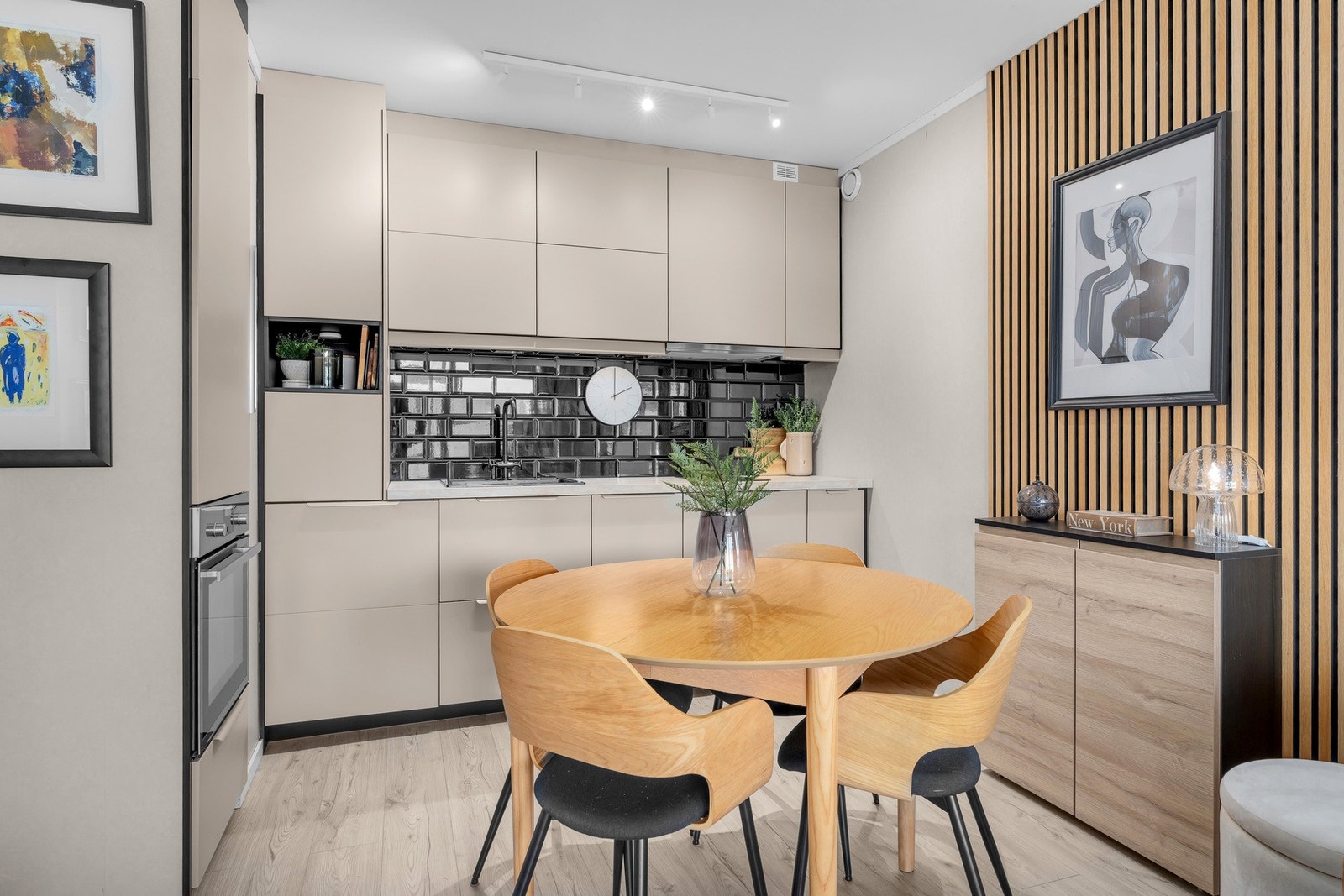 Praktisk kjøkken med sosial sone Galleribilde