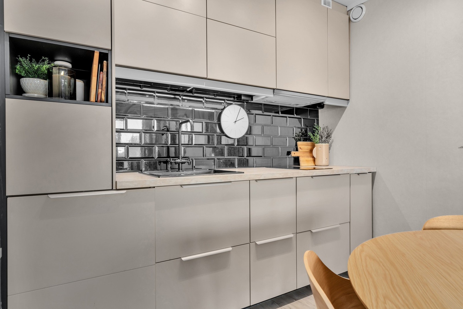 Arbeidsvennlig kjøkken med mye skap- og skuffeplass Galleribilde