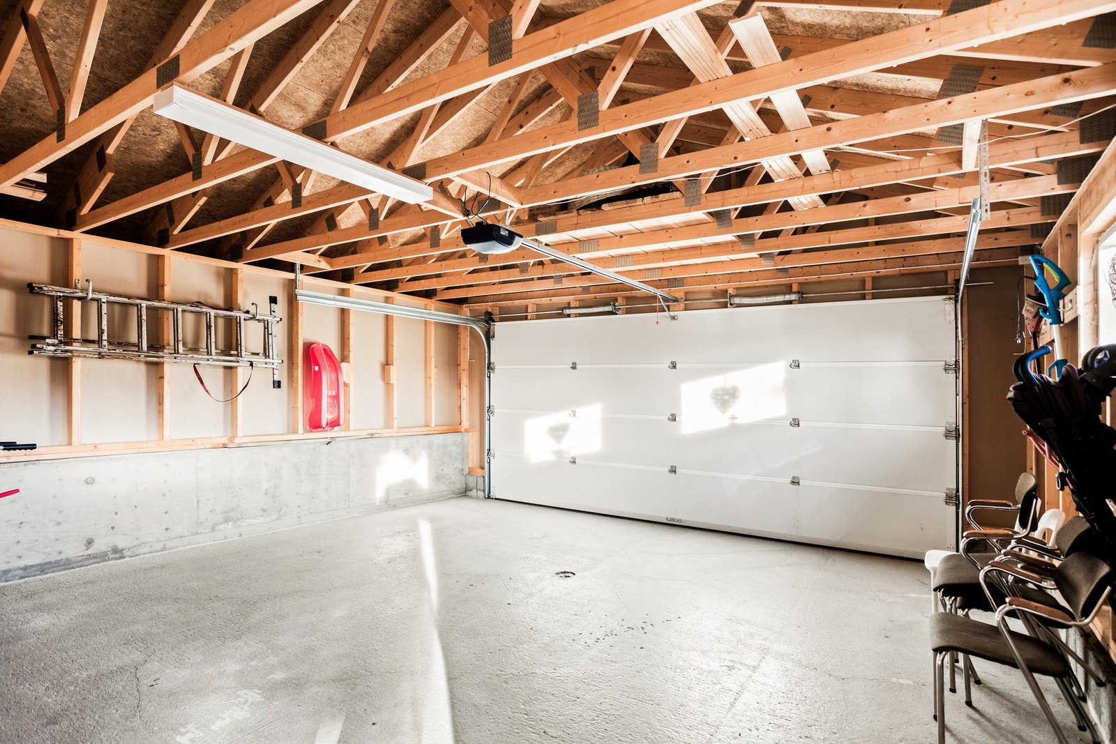 Dobbeltgarasje som gir god plass til parkering og lagring. Galleribilde