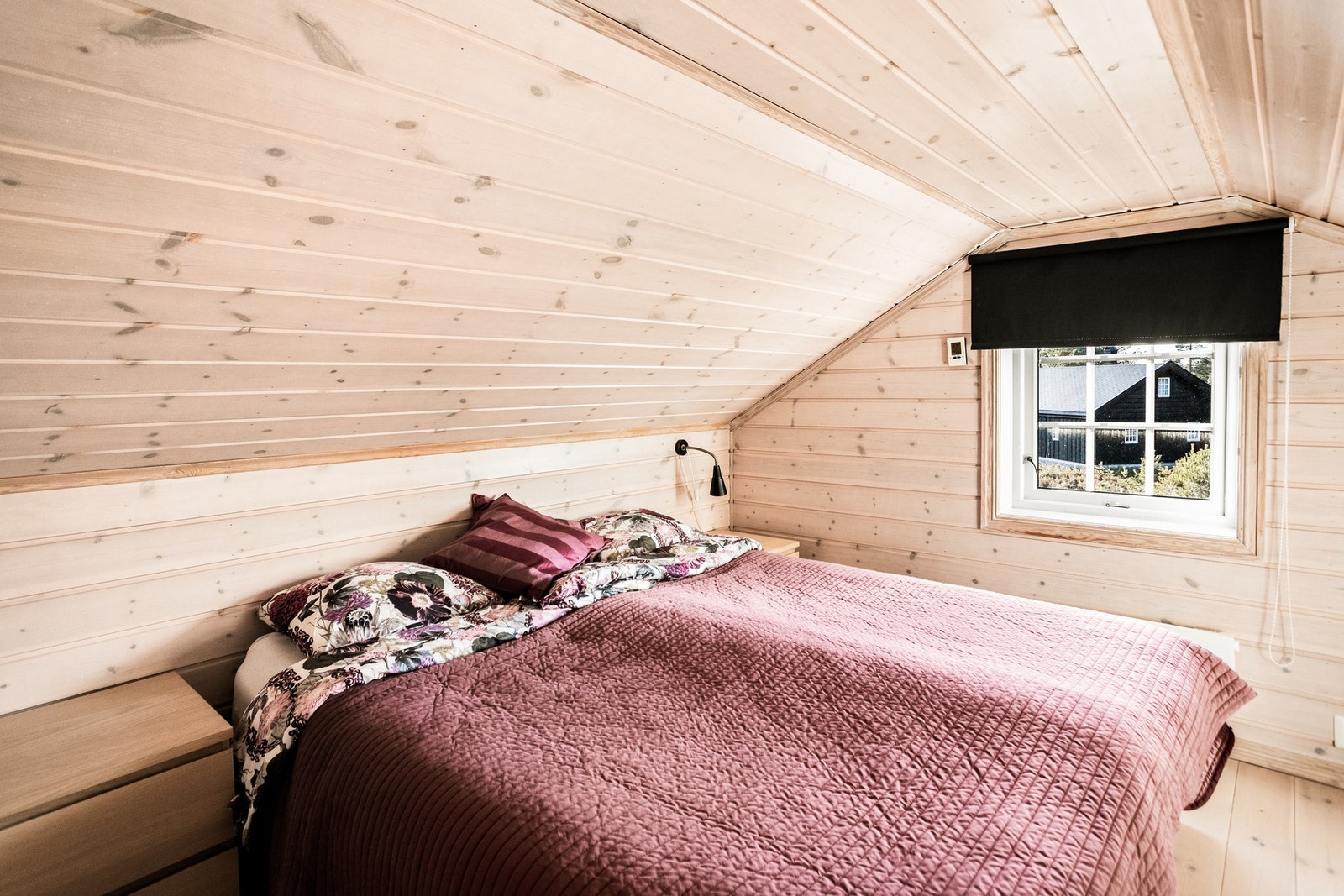 Det er to soverom i boligens loftsetasje. Galleribilde