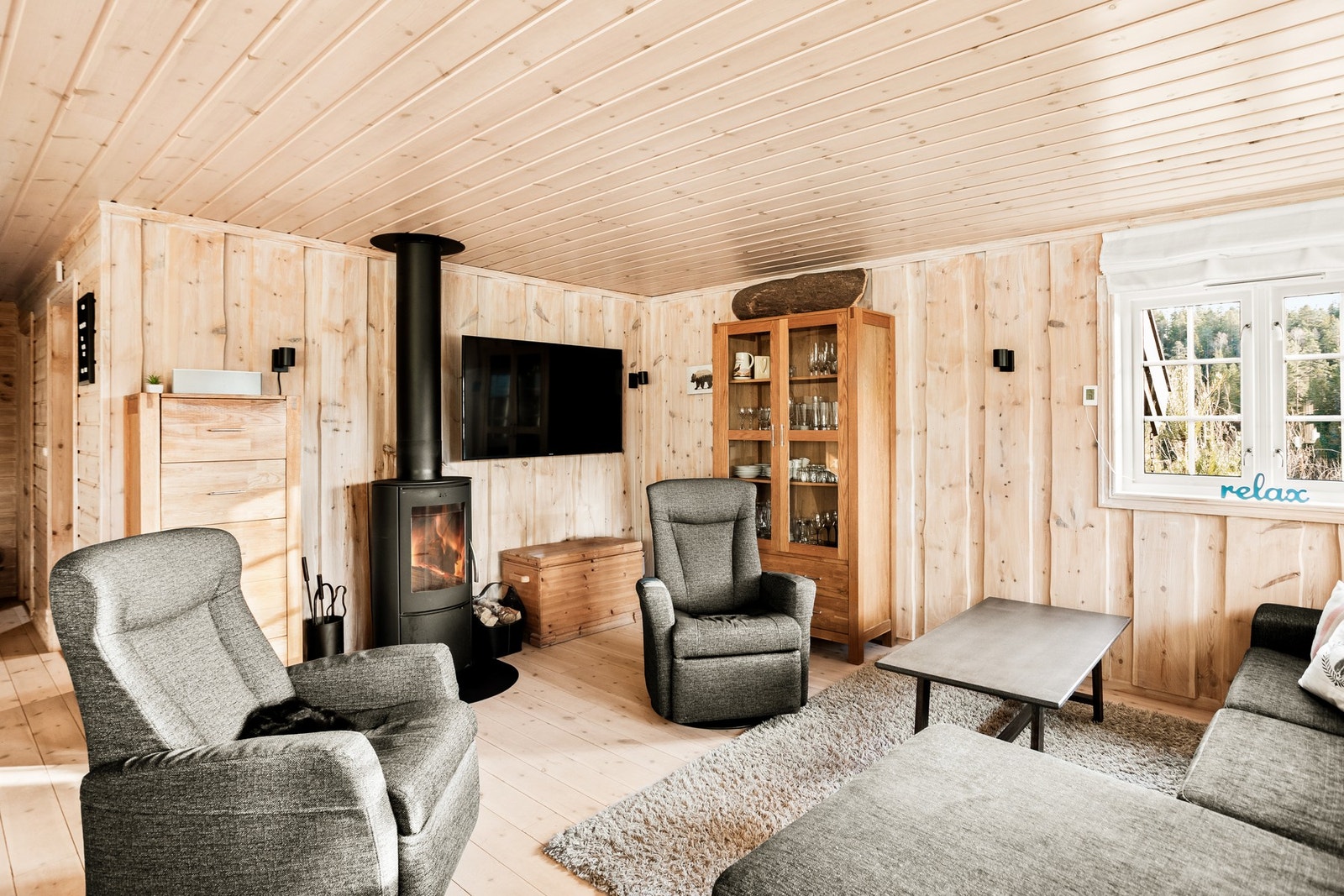 Stua er romslig med god plass til ønskelig møblement. Galleribilde