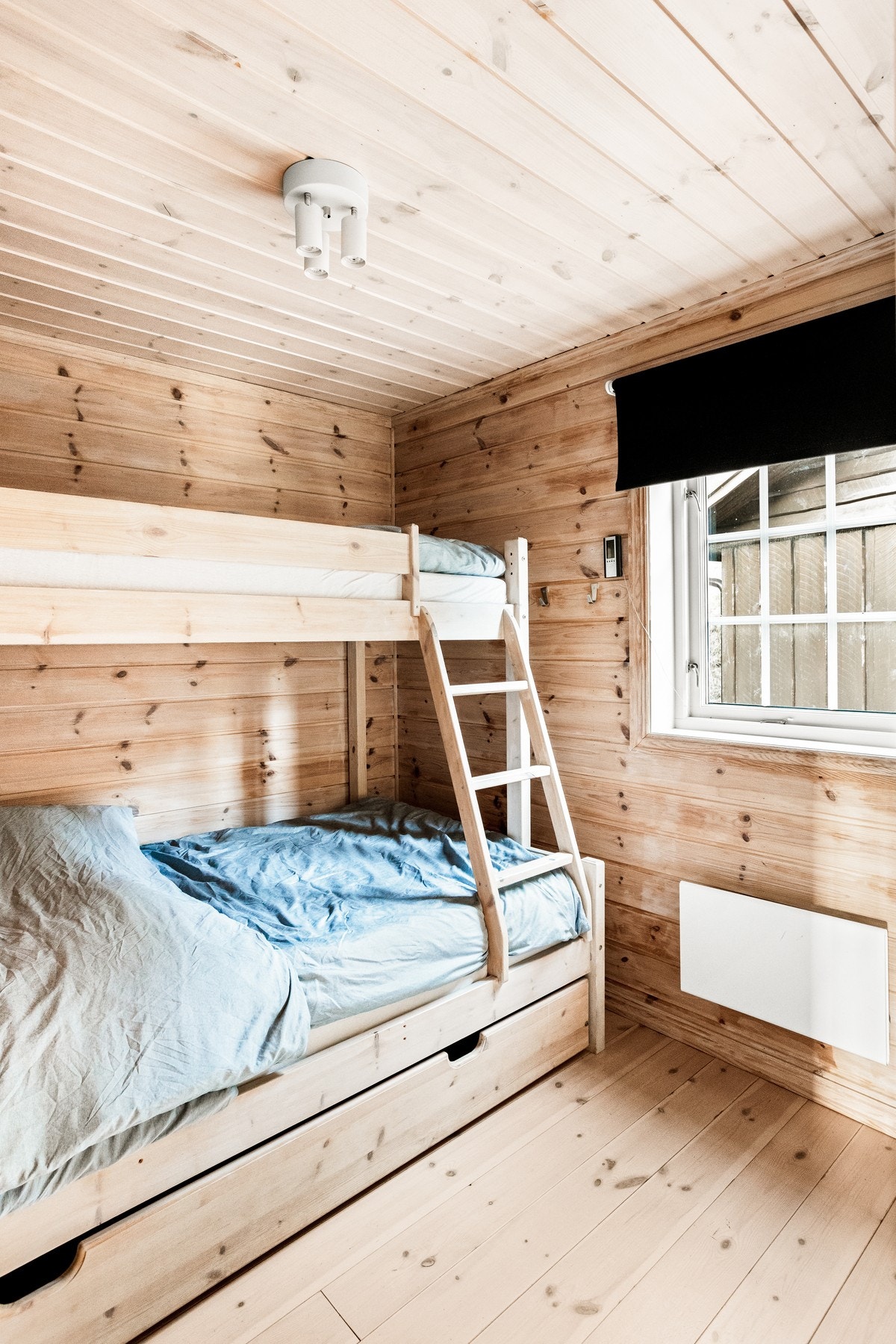 I hovedetasjen er det to soverom. God plass til seng og komode. Galleribilde