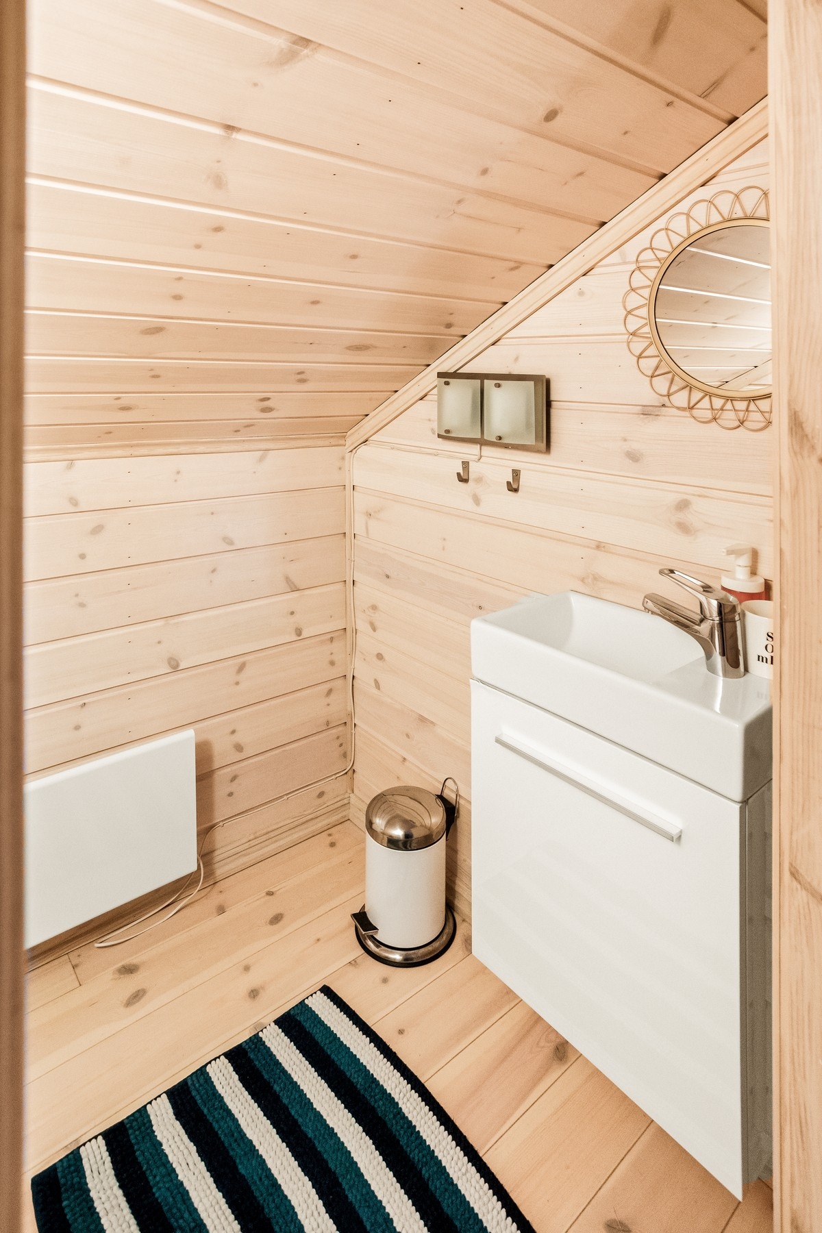 Toalettrommet er utstyrt med toalett og servant m/innredning. Galleribilde