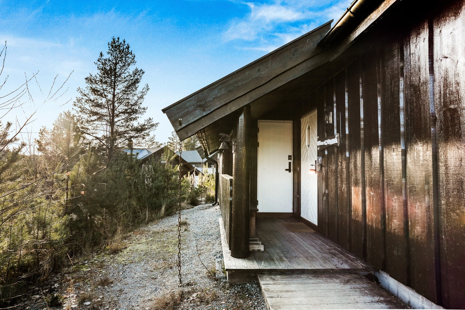 Inngangspartiet har takoverbygg og det er en utvendig bod. Galleribilde