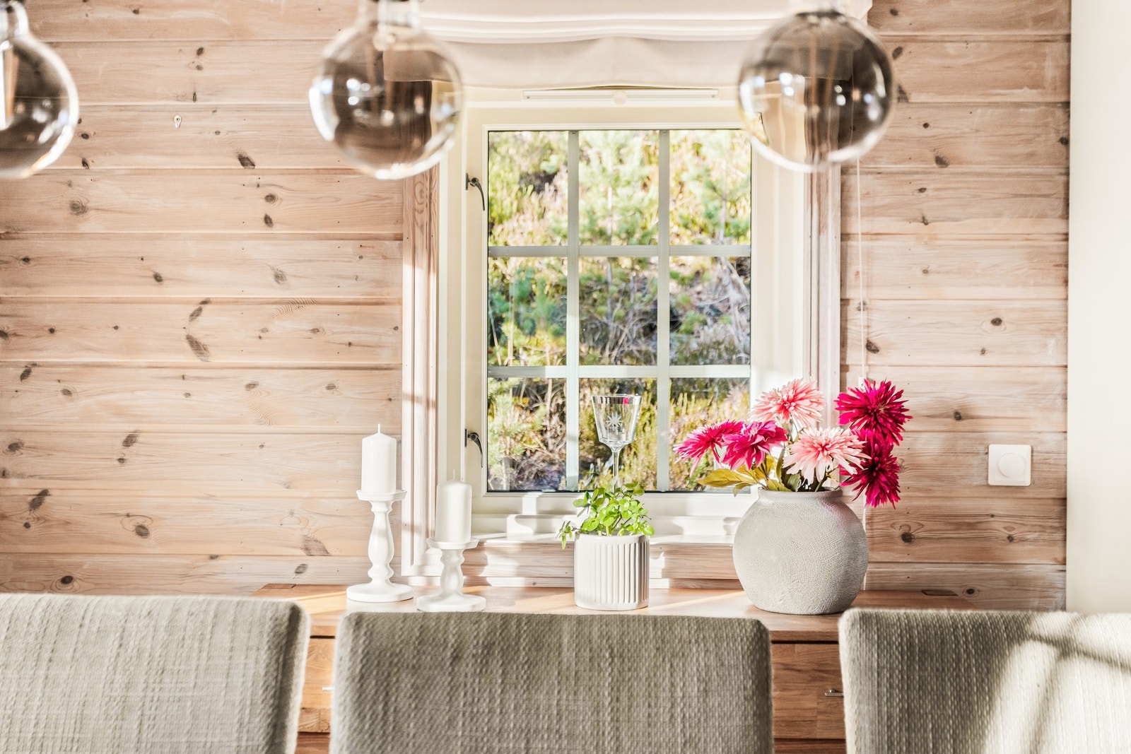 Store vindusflater som gir god naturlig belysning. Galleribilde