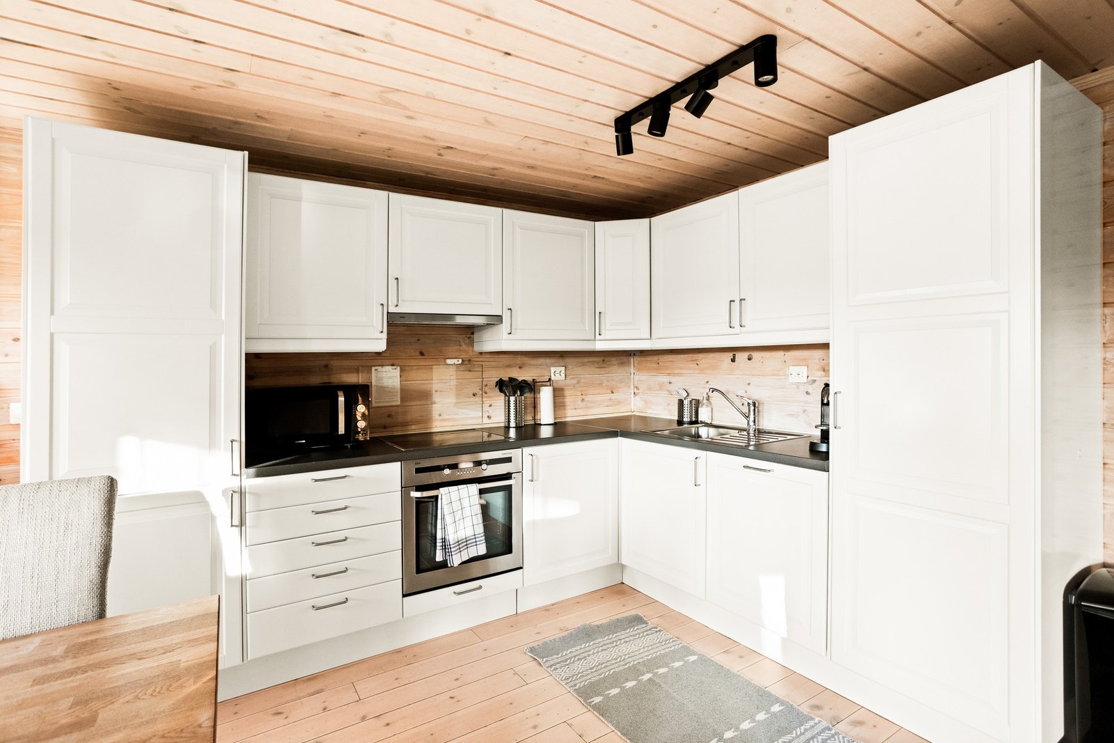 Kjøkkenet har integrerte hvitevarer med mye oppbevaringsplass. Galleribilde