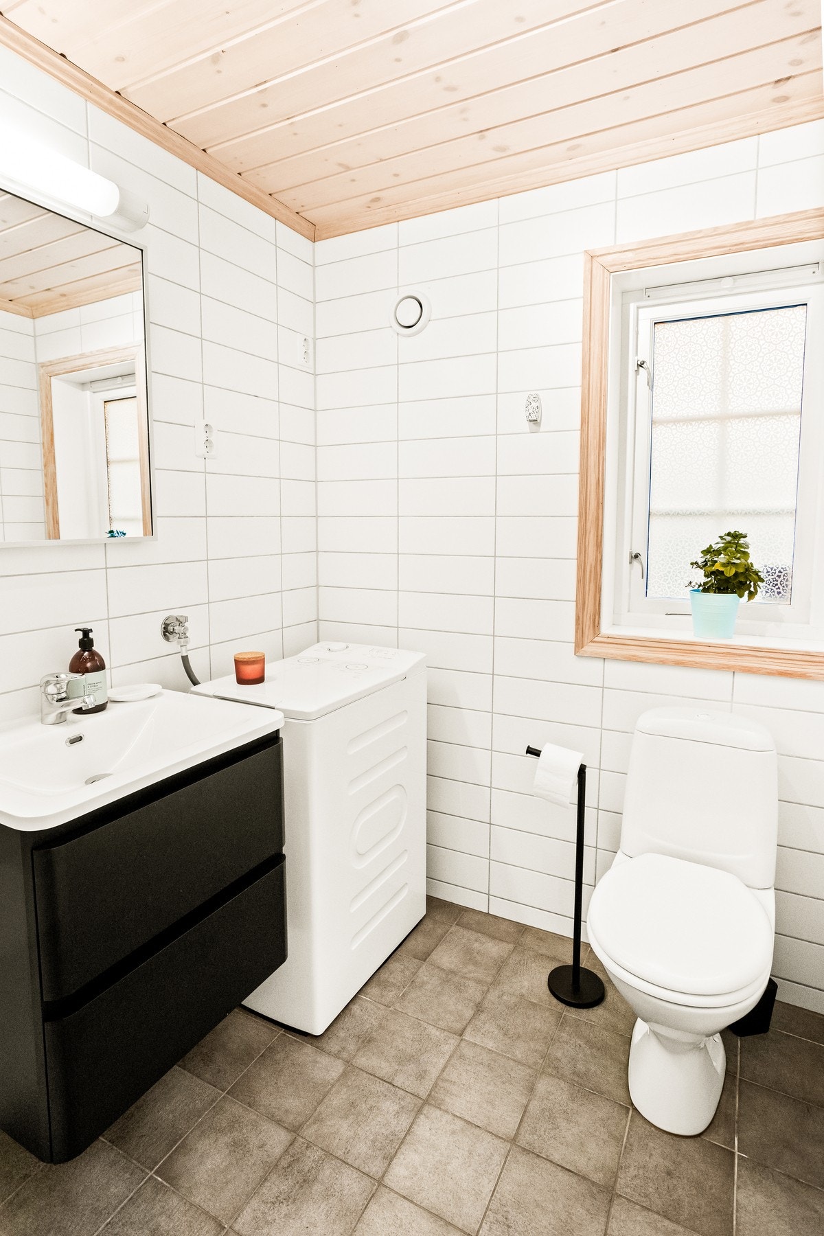 Badet er utstyrt med toalett, servant m/innredning, dusjkabinett og opplegg for vaskemaskin. Galleribilde