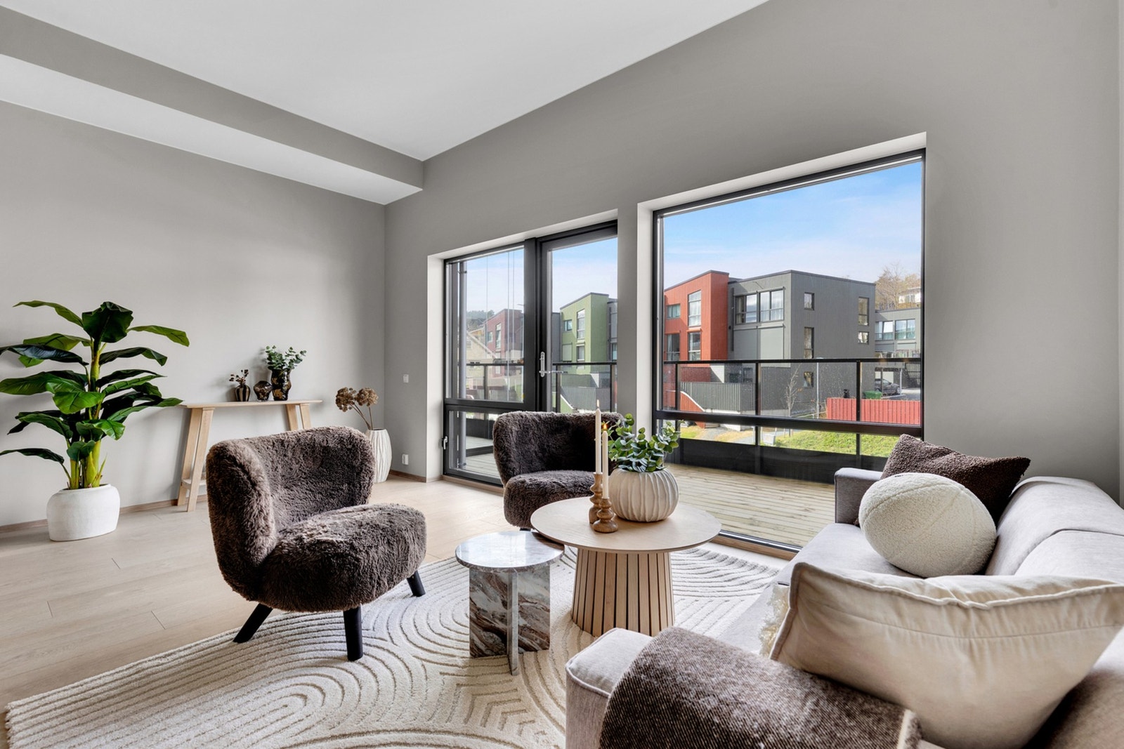 Leiligheten nyter store vindusflater som sørger for rikelig med naturlig lysinnslipp Galleribilde