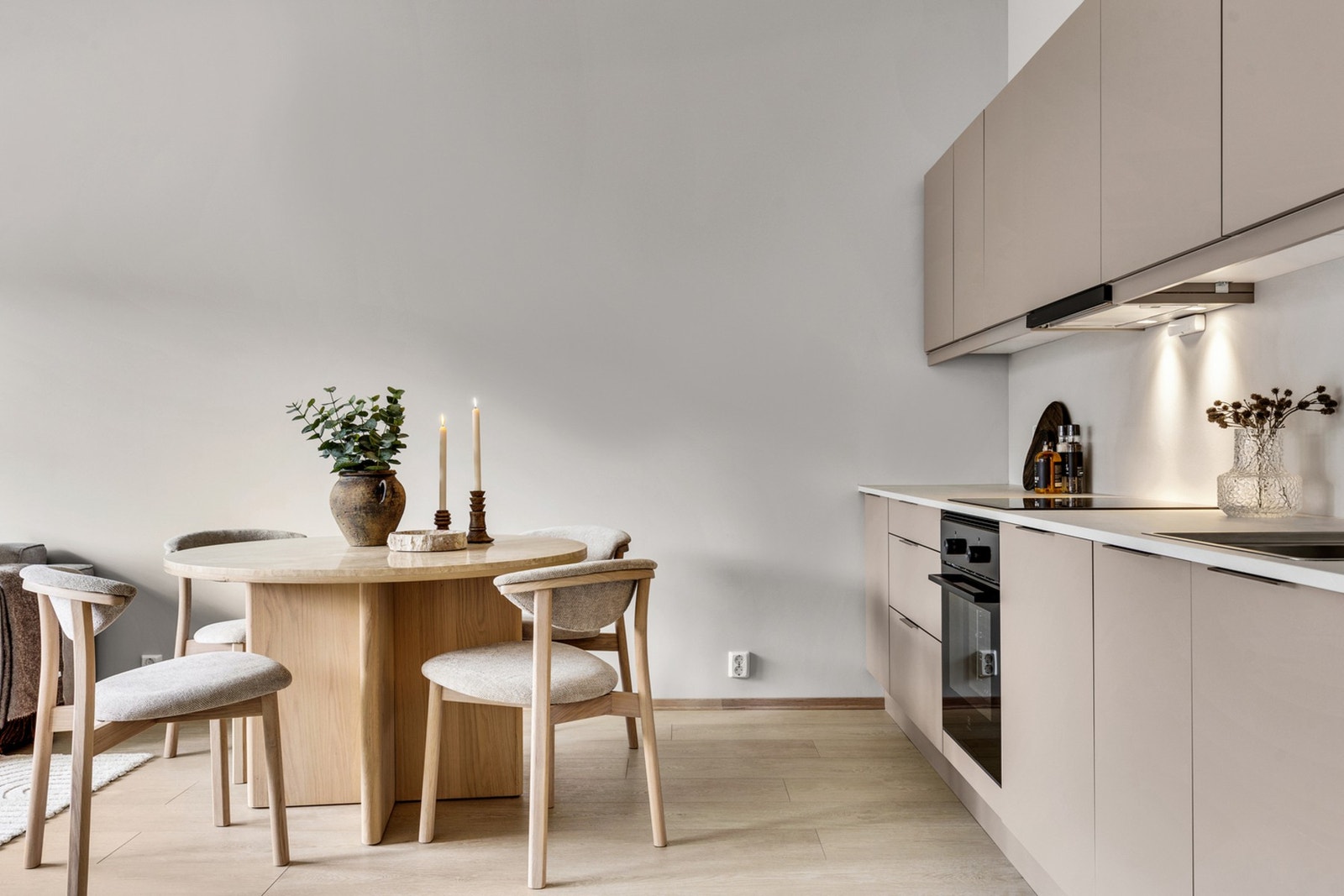 Lekkert kjøkken med integrerte hvitevarer Galleribilde