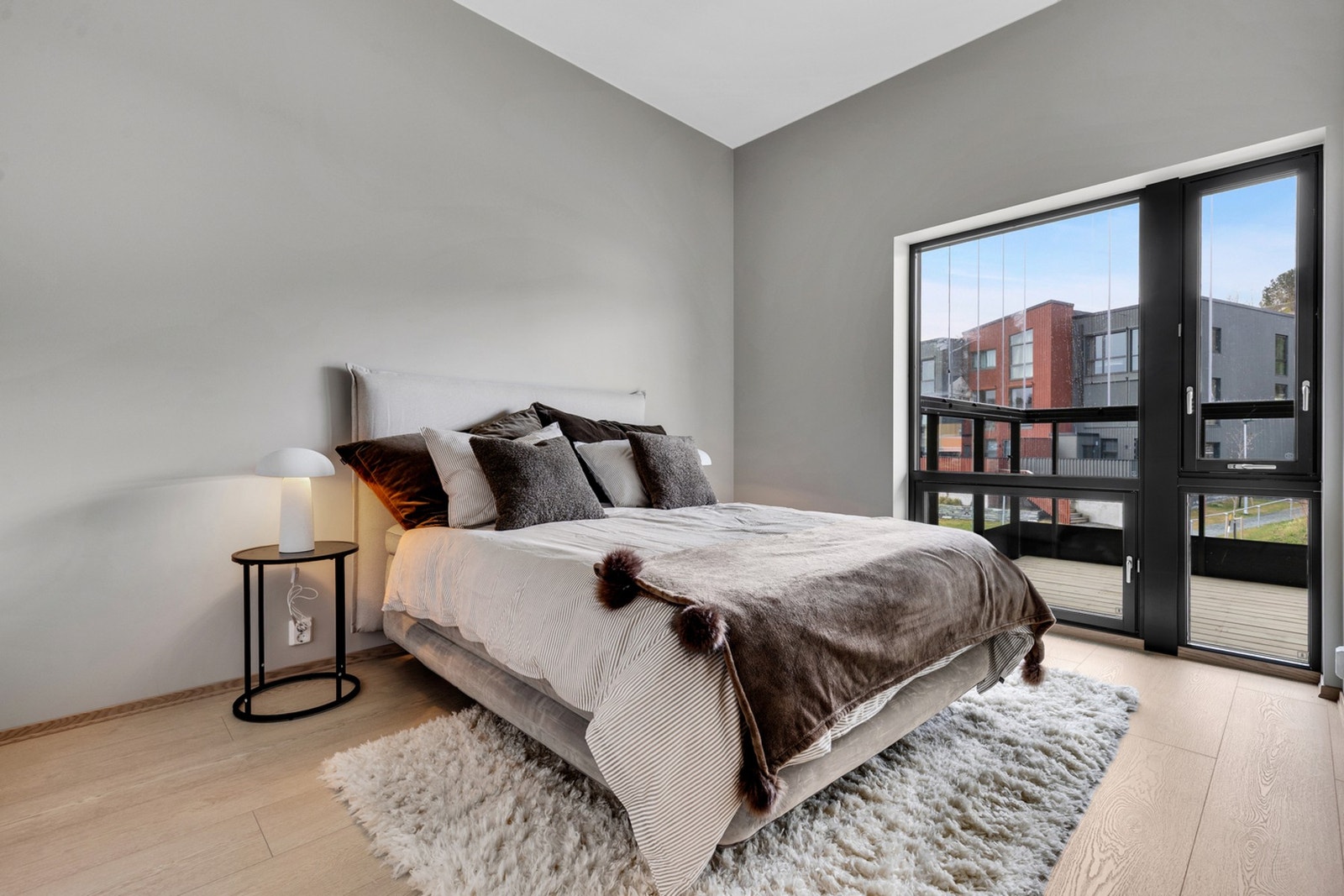 Romslig soverom på 12,3 kvm med god plass til garderobe Galleribilde