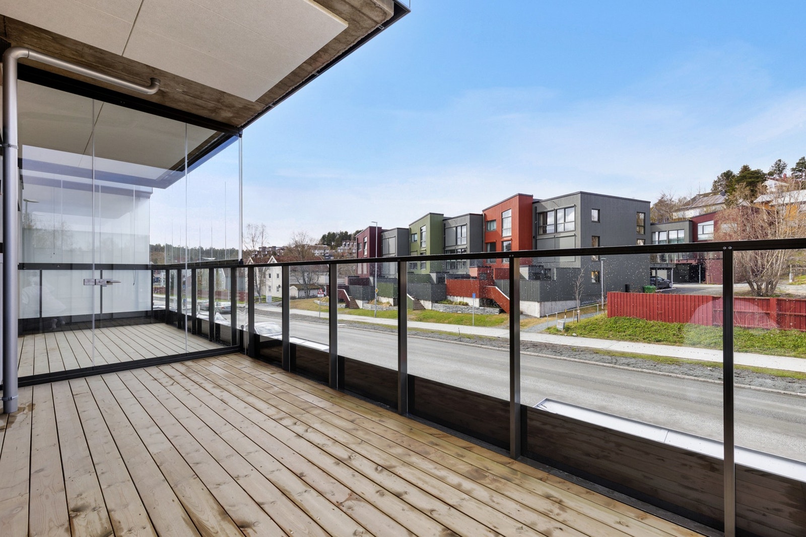 Flott, innglasset balkong som fungerer som en romforlengelse av stuen Galleribilde