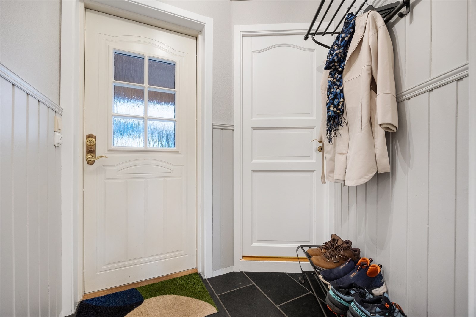 Lys og innbydende entré med varmekabler i gulv. Galleribilde