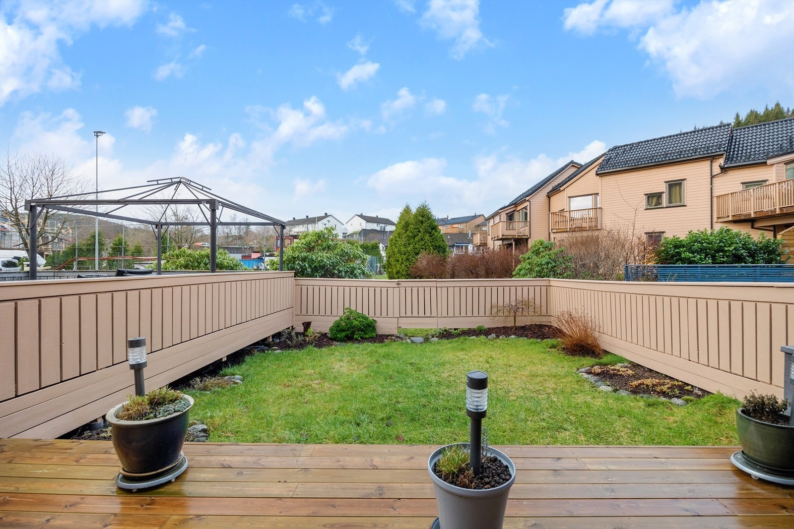 Fin hageflekk i forkant av terrassen. Galleribilde