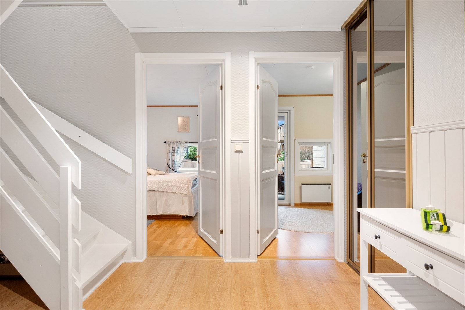 Romslig hall Galleribilde