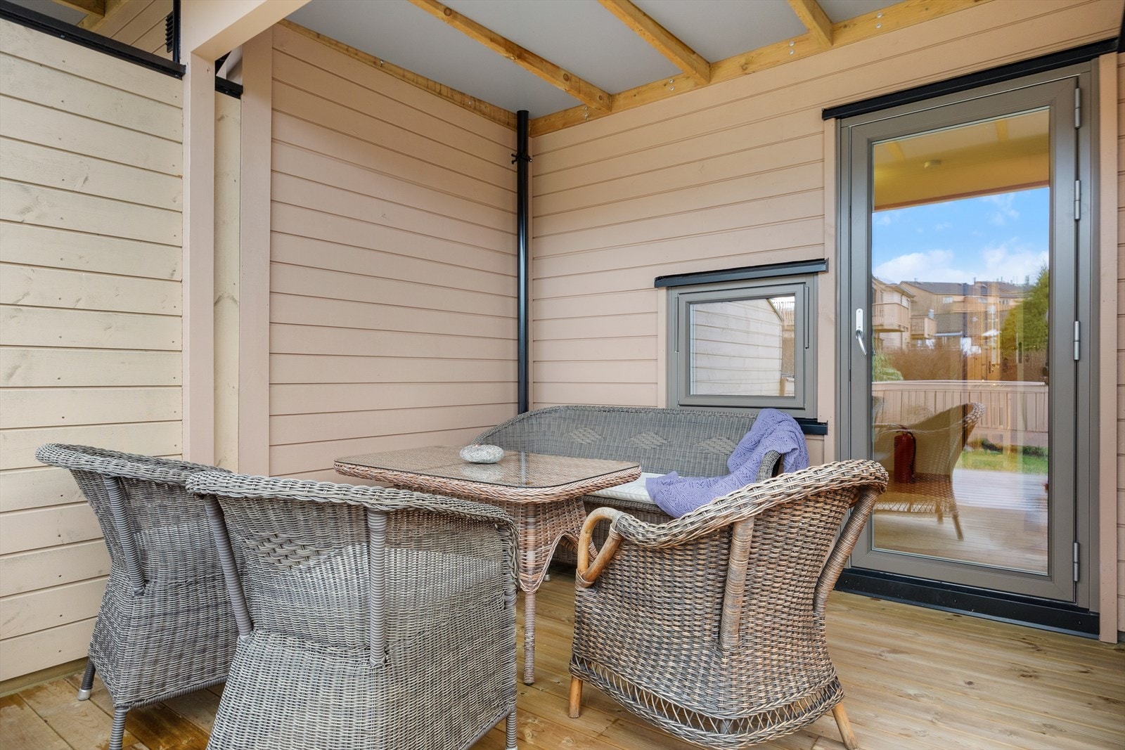 Delvis takoverbygget uteplass. Galleribilde