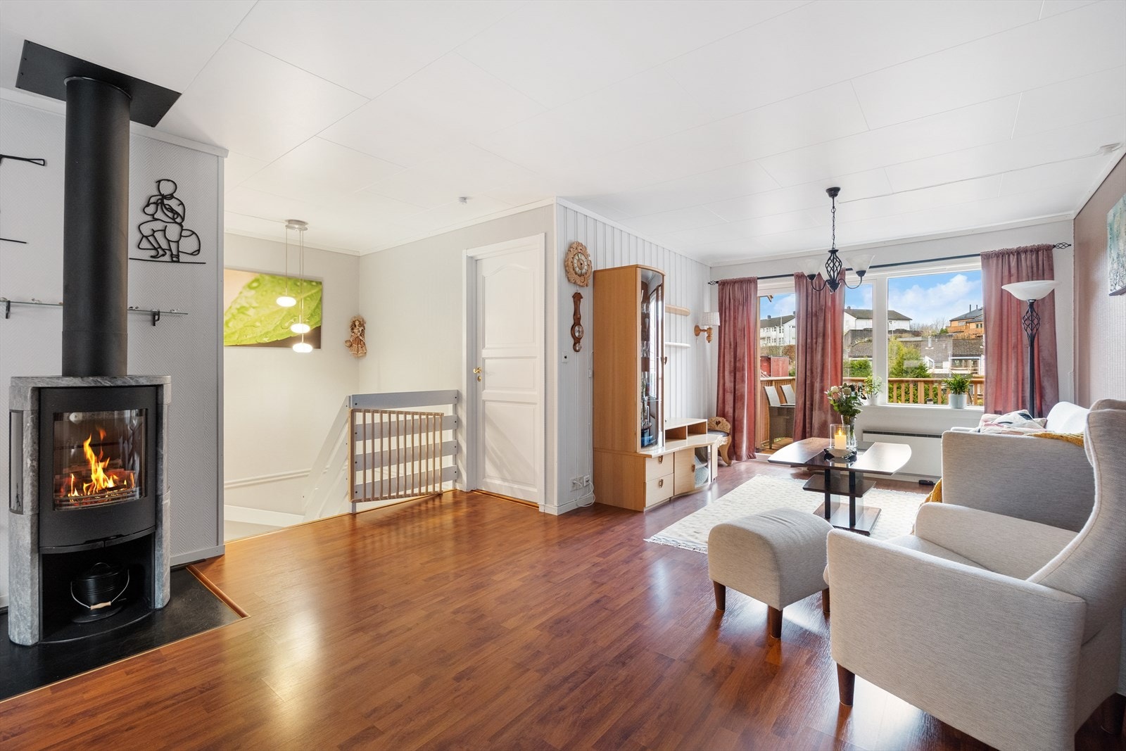 Stuen er på 34,3 m² og har rikelig plass til både sofa- og spisegrupper. Galleribilde