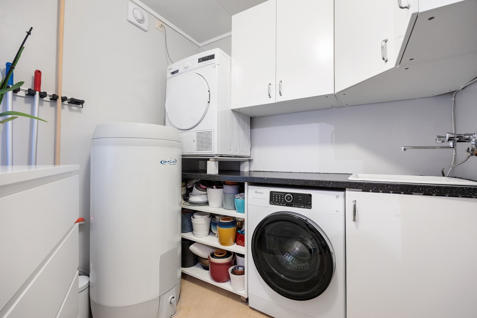 Vaskerommet har god oppbevaringsplass. Galleribilde