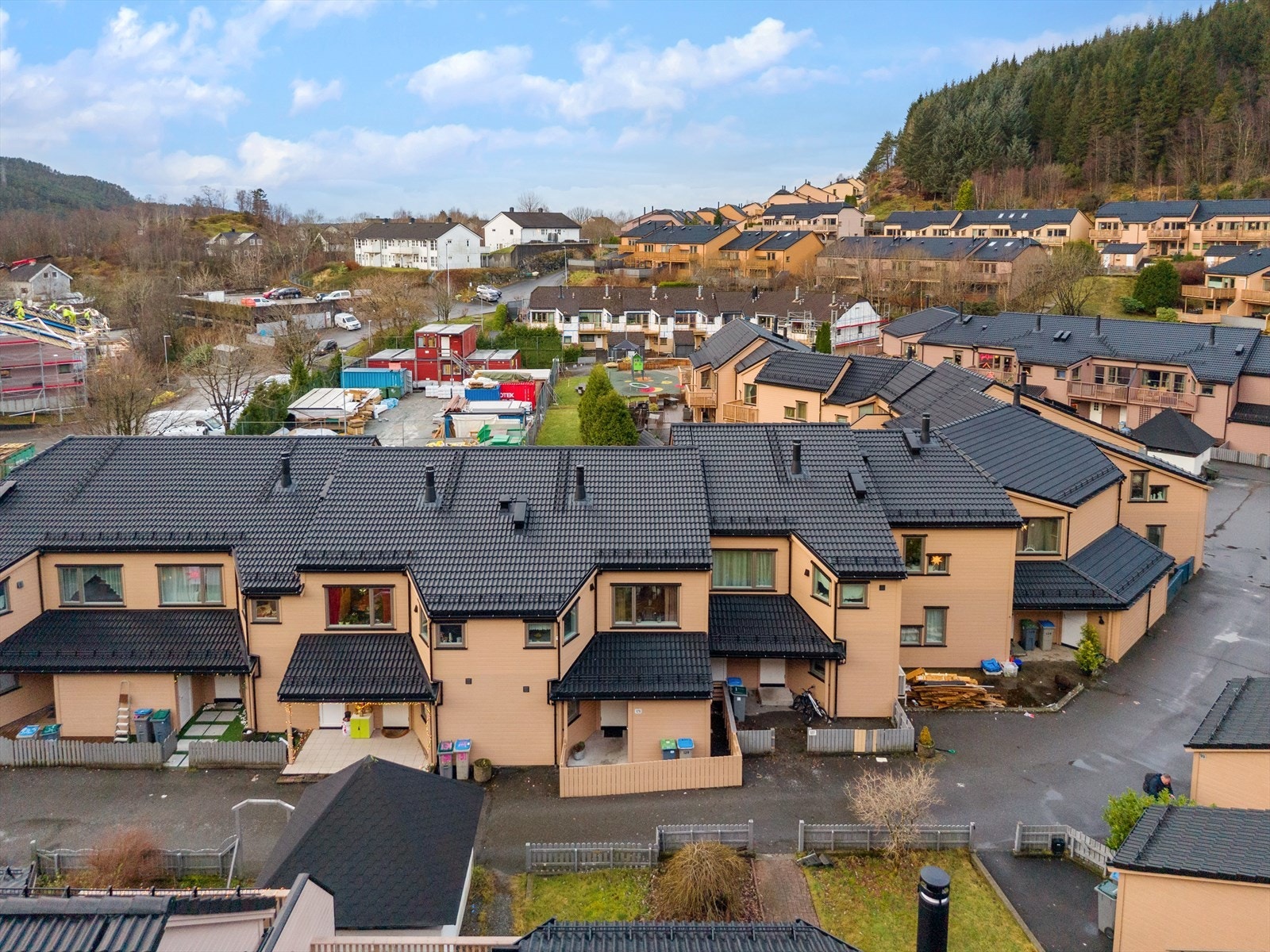 Fra boligen er det kort vei til garasjeanlegget via trappehus til høyre i bildet. Galleribilde