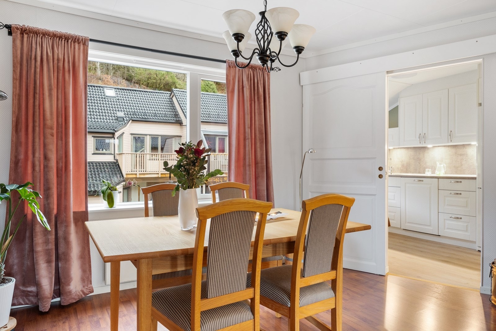 Plass til større spisebord ved kjøkkenet. Galleribilde