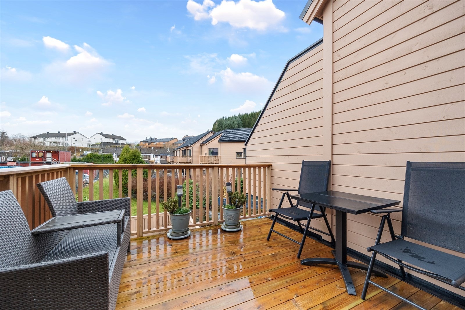 Balkong på 7,5 m² med gode solforhold og utsikt over nærområdet. Galleribilde