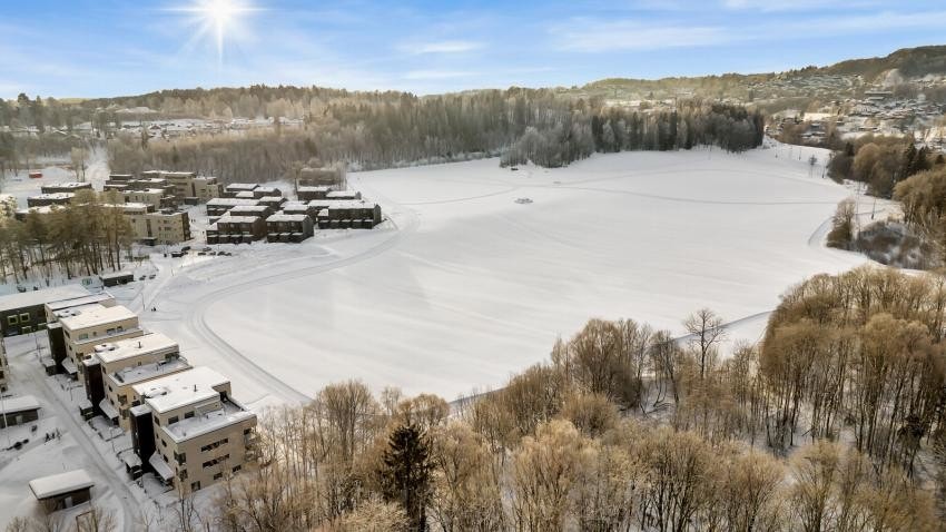 Umiddelbar nærhet til naturen og til skiløyper som starter ved jordet på nabotomten. Herfra kan du gå videre inn i det fantastiske løypenettet som Vestmarka tilbyr Galleribilde