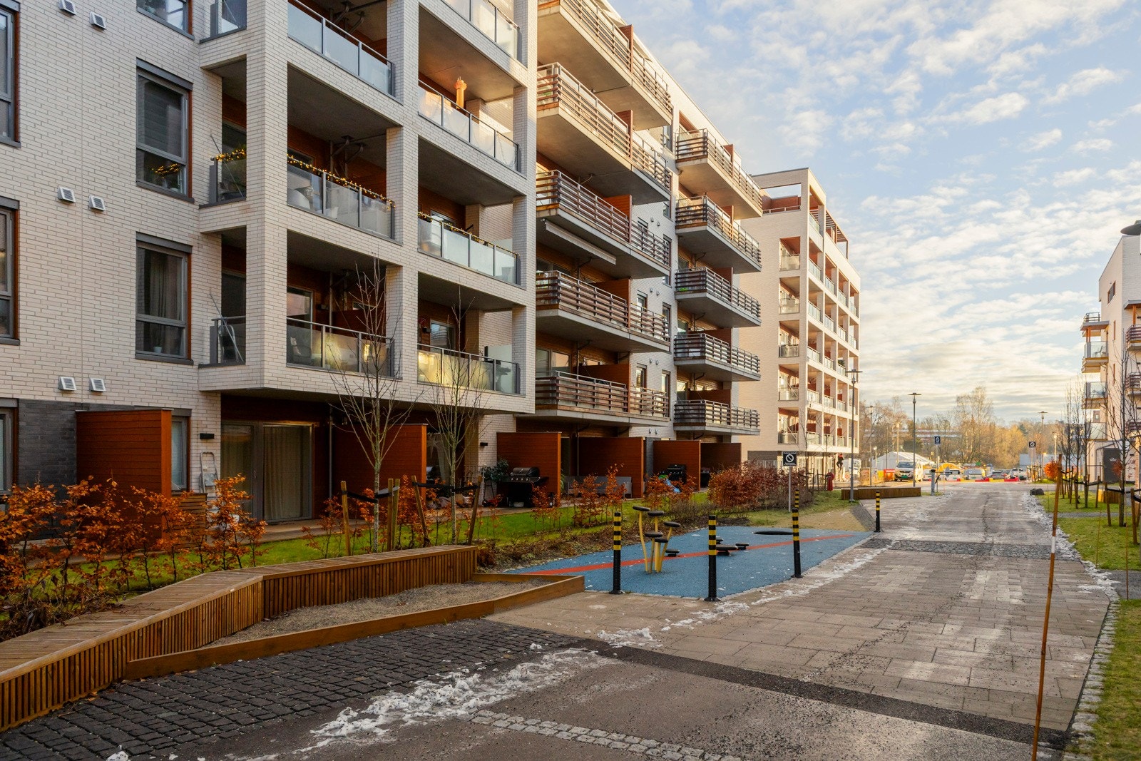 Sameiets fellestomt er på 3 120,6 kvm som er pent opparbeidet til hyggelige uteområder, tilrettelagt for å være tilnærmet bilfritt og opparbeidet som en hyggelig hageby med variert beplantning, lekeplasser og tuftepark m.m. Galleribilde