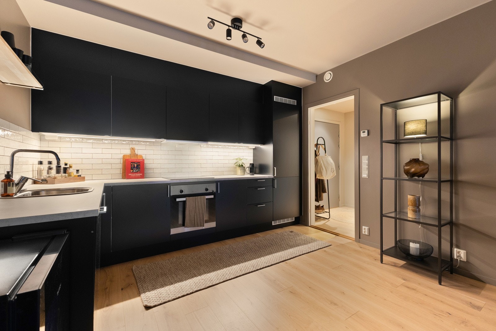 Kjøkkeninnredning fra Sigdal kjøkken med integrerte hvitevarer fra Siemens. Galleribilde