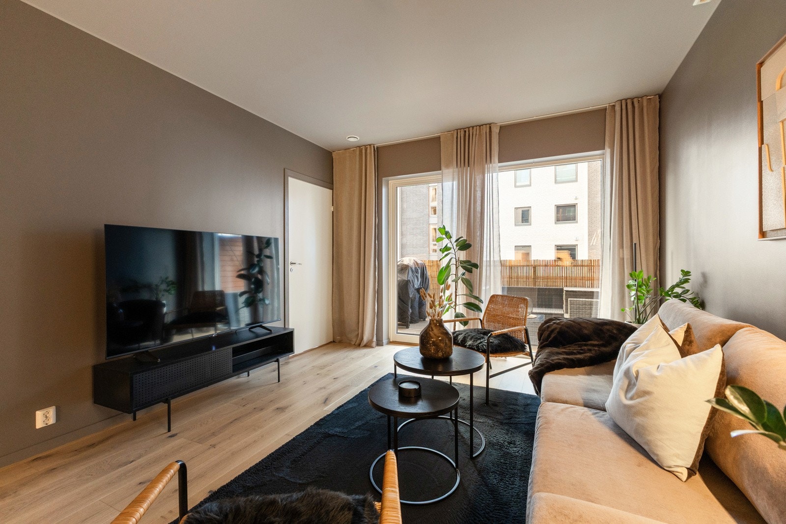 Fra stuen er det utgang til sydvestvendt, overbygd veranda. Galleribilde