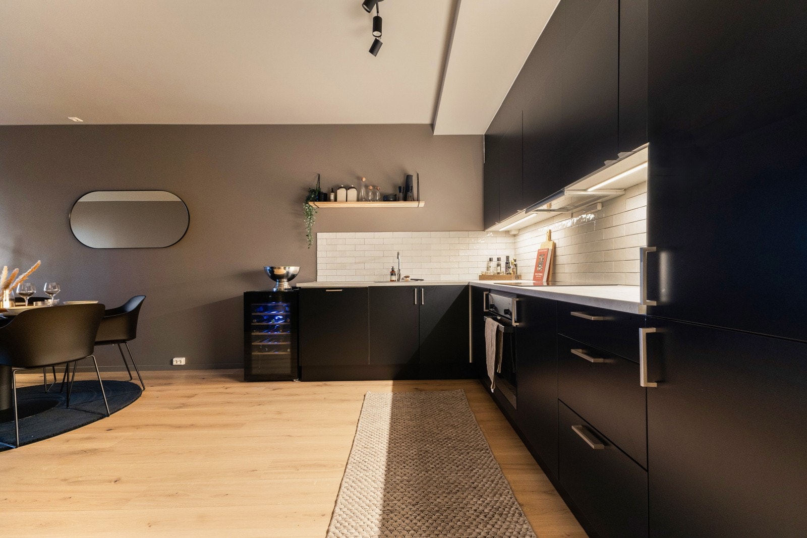 Stue/kjøkken i åpen løsning med naturlig plass for spisebord i tilknytning til kjøkkenet. Galleribilde