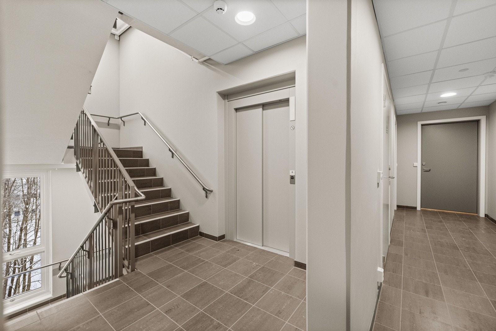 Pene oppganger og fellesområder i sameiet. Enkel tilgang til leiligheten med heis fra hovedinngang og fra bod-/garasjeanlegget. Galleribilde