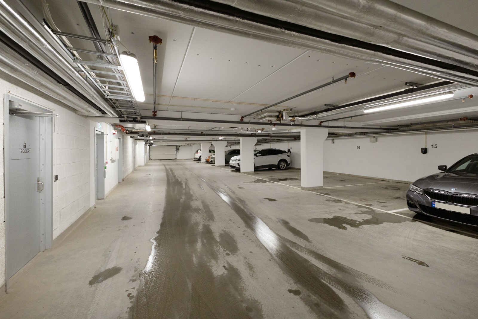 Det medfølger ikke garasjeplass til leiligheten, men kjøper av denne leiligheten tilbys en sjelden mulighet til kjøp av garasjeplass for kr 450.000,-, direkte fra utbygger Neselva Hageby 3 AS Galleribilde