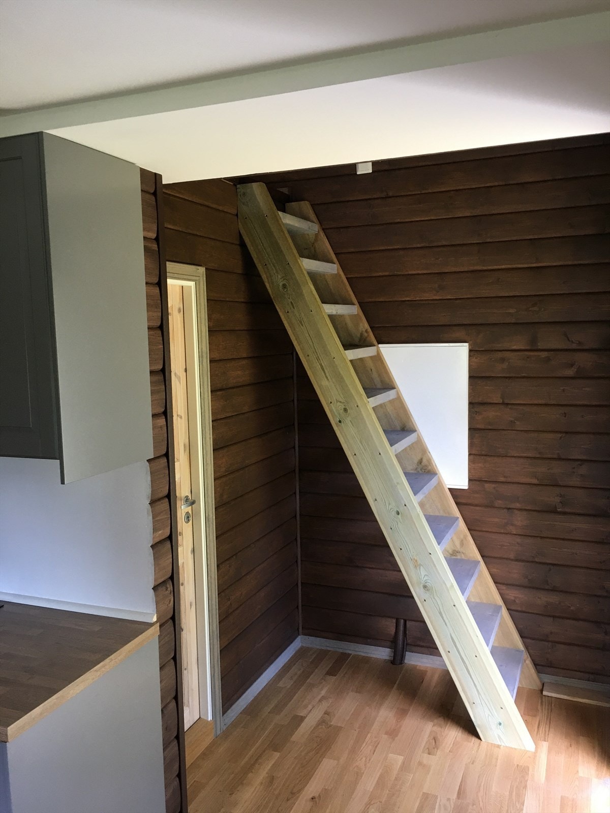 Trapp fra inngangsparti til hems Galleribilde