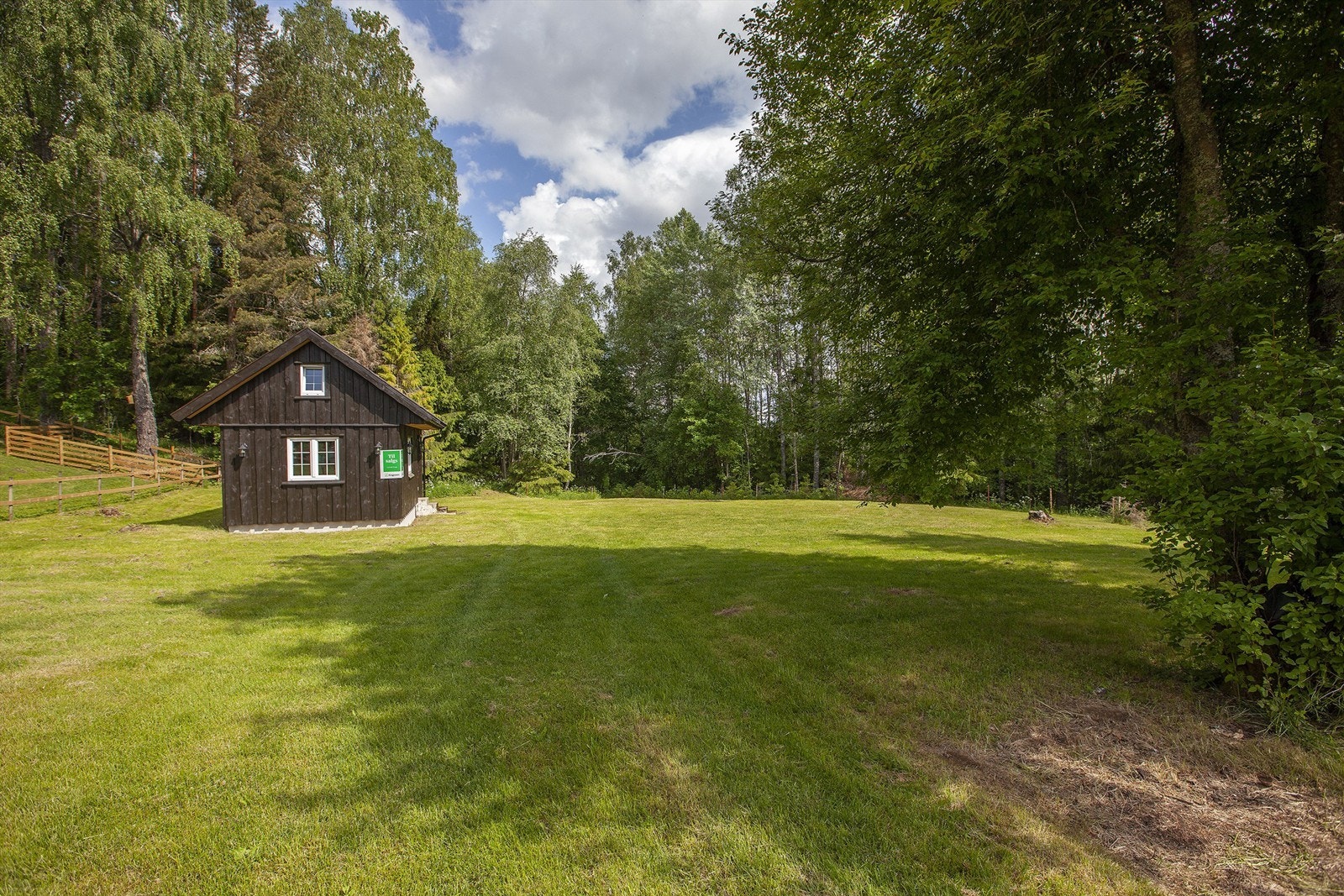 Stor flat tomt Galleribilde