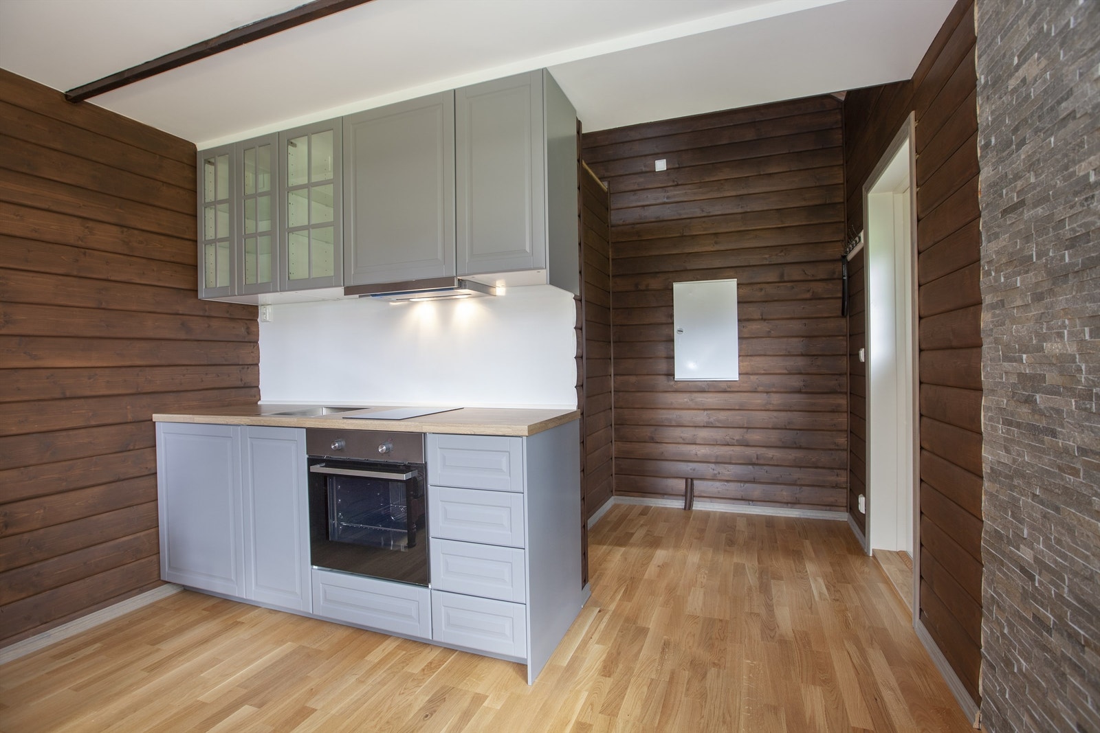 Kjøkken og inngangsparti Galleribilde